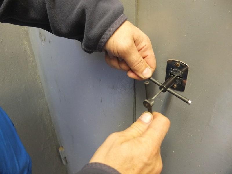 Срочное открытие замков гаража в Богдановиче