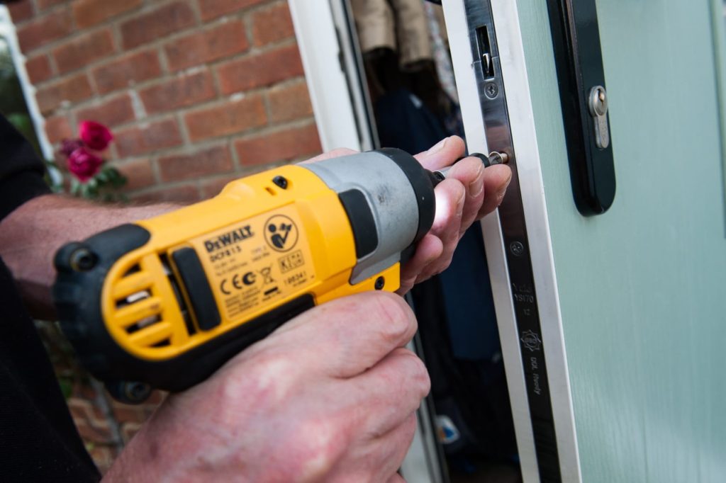 Установка замков входных дверей с выездом в Богдановиче